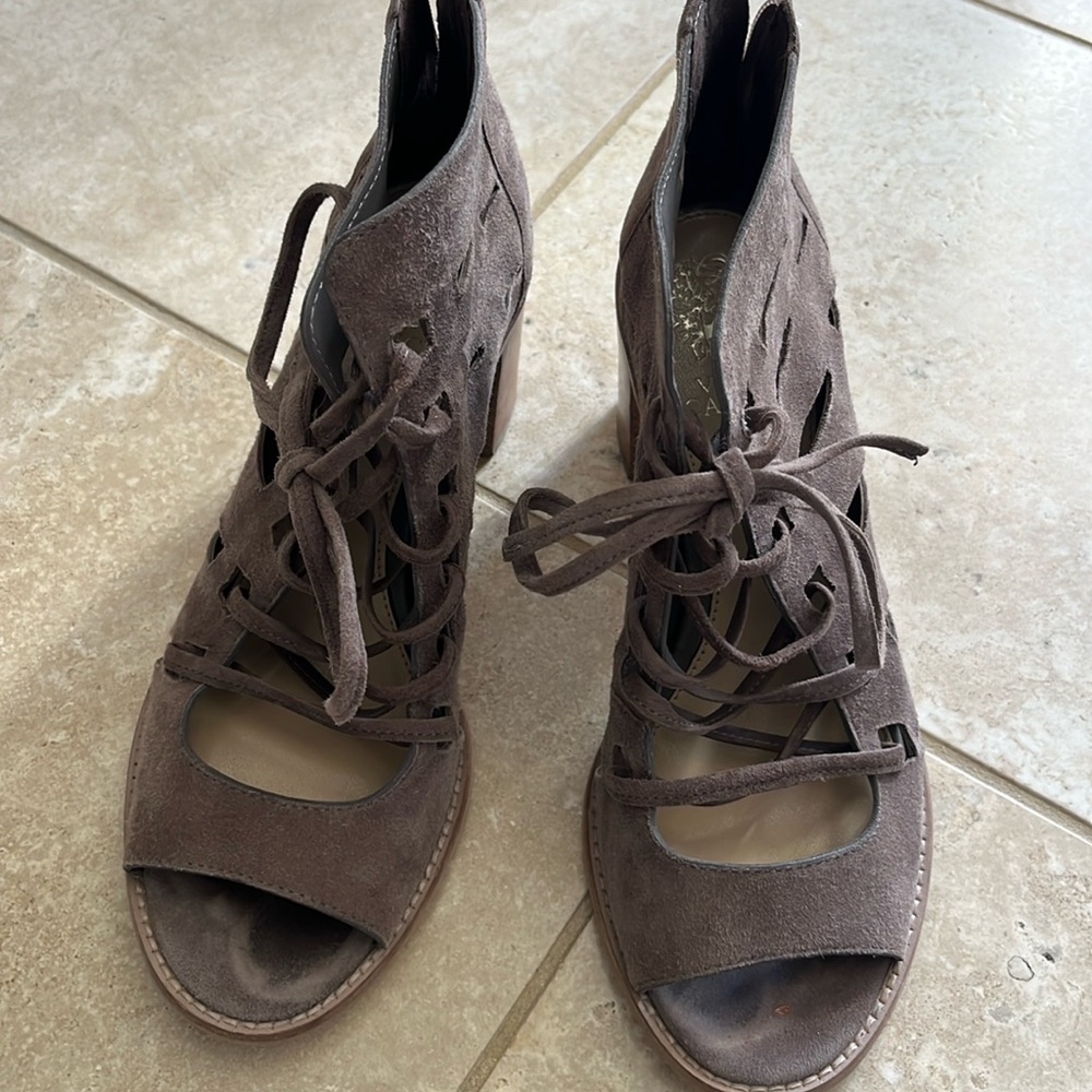 Suede chunky heel in taupe